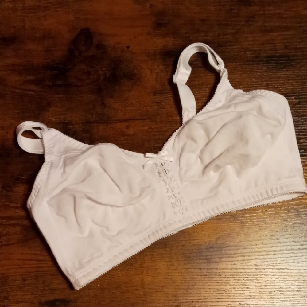 NWOT Bali 40D White Unpadded Wirefree Classic Bra